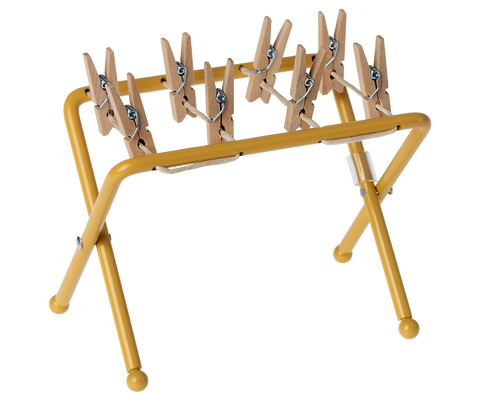 Wäscheständer in Gelb mit Holzklammern, freigestellt