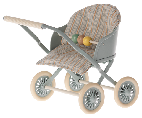 Kinderwagen für Baby-Mäuse mit gestreiftem Bezug und Holzperlen, freigestellt