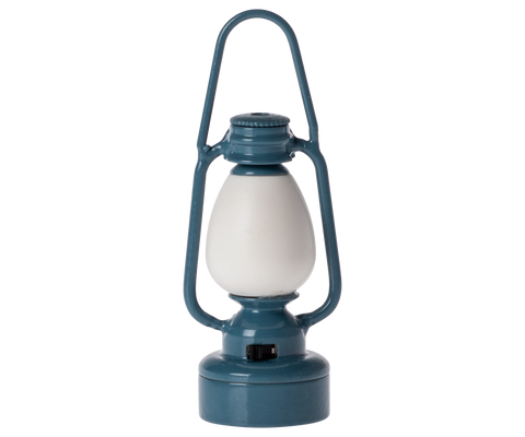 Vintage-Laterne in Blau mit weissem Glaskolben, freigestellt