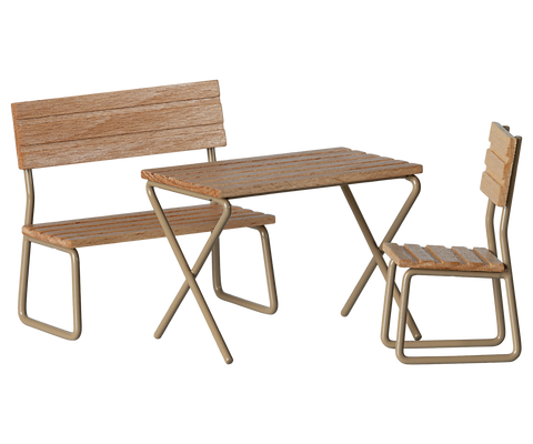 Gartenset aus Holz: Tisch, Bank und zwei Stühle, freigestellt