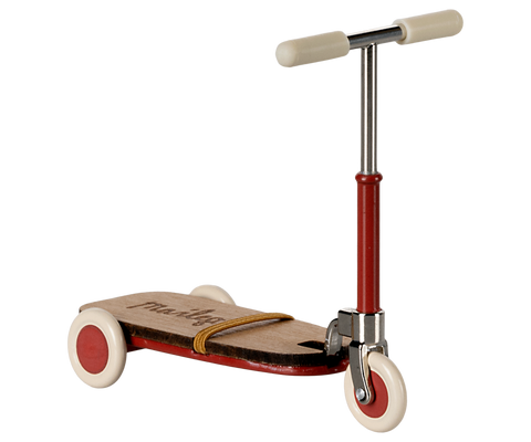 Trottinett in Rot mit Holzbrett und Metalllenker, freigestellt