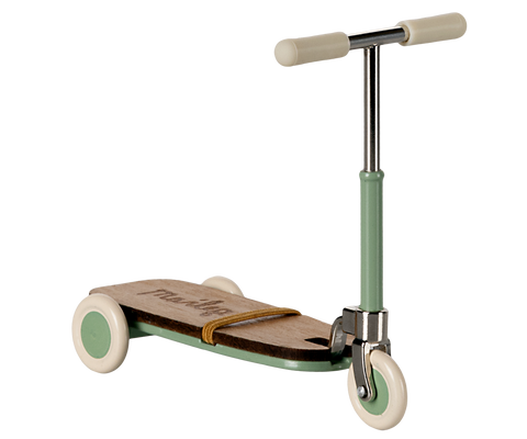 Trottinett in Mint mit Holzbrett und Metalllenker, freigestellt