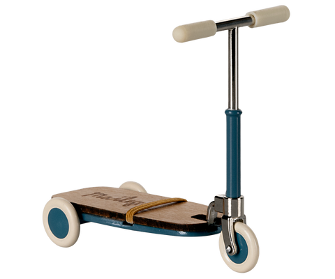 Trottinett in Blau mit Holzbrett und Metalllenker, freigestellt