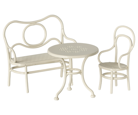 Café-Set aus Bank, Tisch und Stuhl in Off White, freigestellt