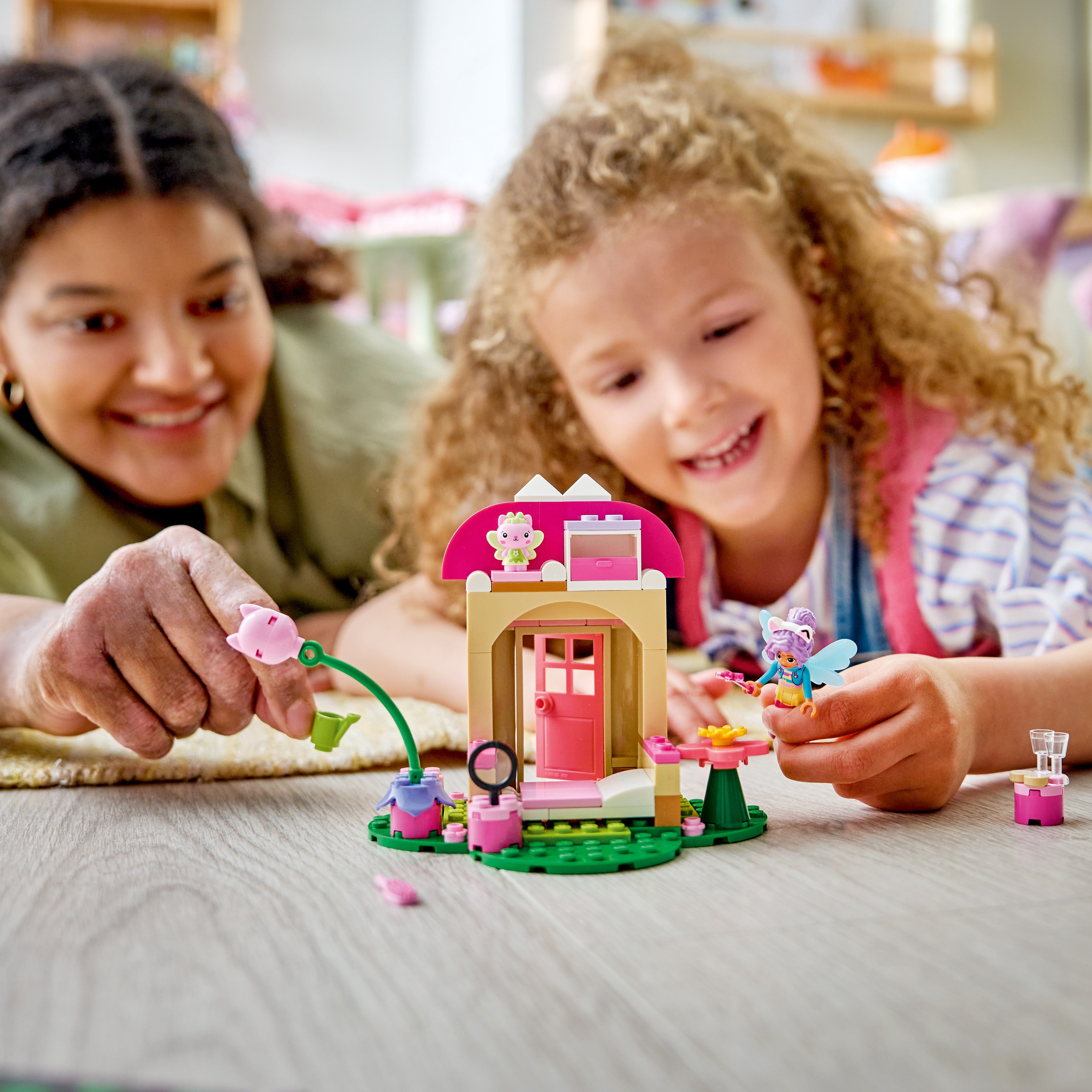LEGO® Gabby's Dollhouse 11212 Kitty Fees Gartenhaus - Bild 6