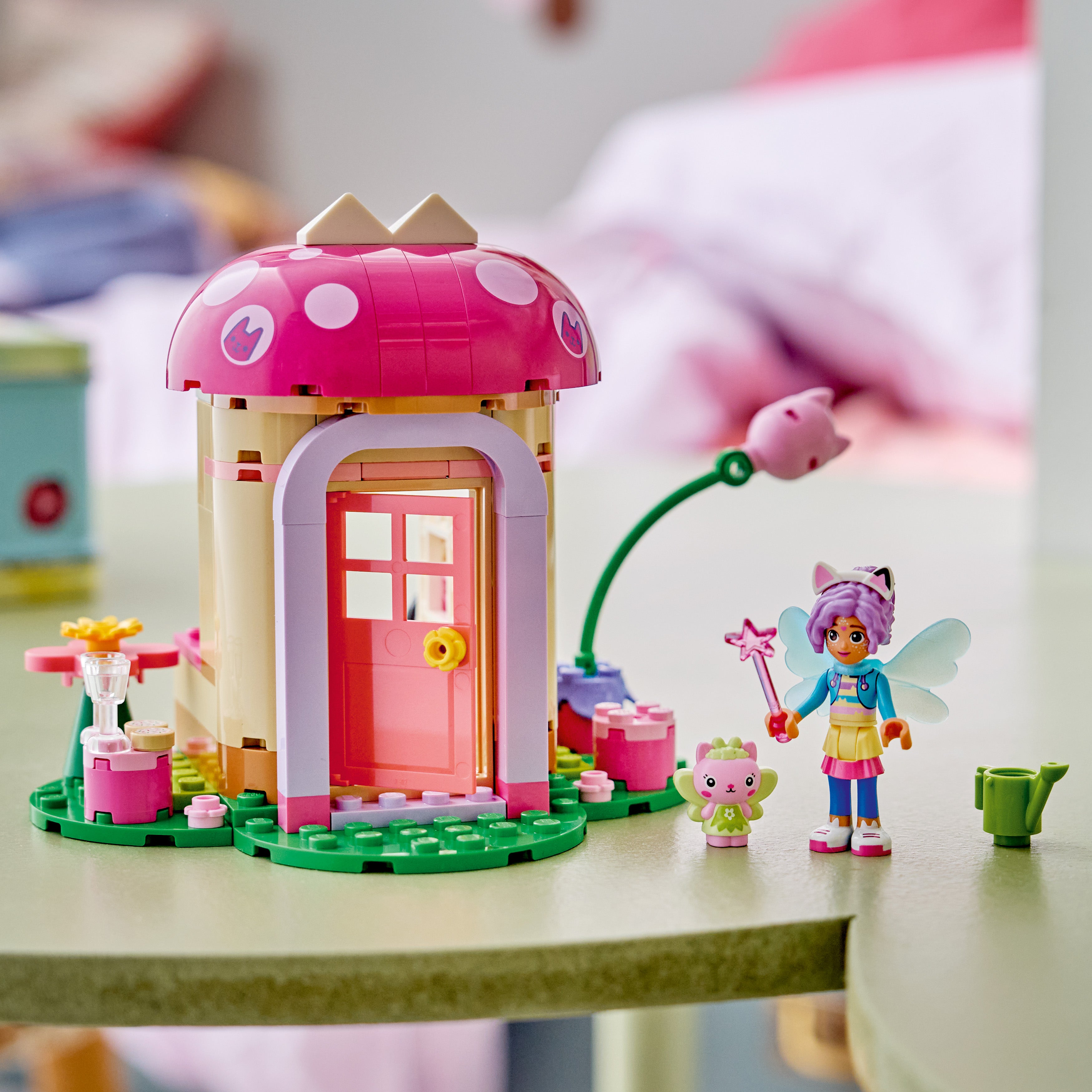 LEGO® Gabby's Dollhouse 11212 Kitty Fees Gartenhaus - Bild 7