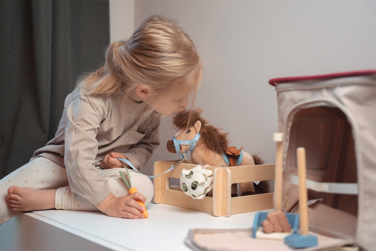 small foot Spielset Pferd mit Stall und Zubehör in der Tasche, beige - Bild 8