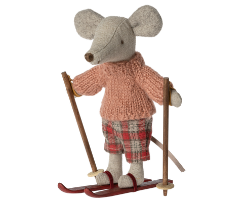 Wintermaus grosse Schwester im rosa Strickpullover mit Ski und Stöcken, freigestellt