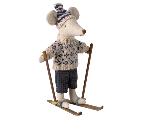 Papa-Wintermaus im Norwegerpullover mit Mütze, Ski und Stöcken, freigestellt