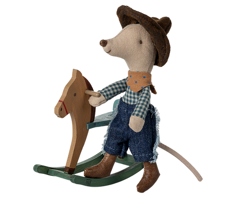 Cowboy-Maus mit Hut und Halstuch auf dem Schaukelpferd, freigestellt