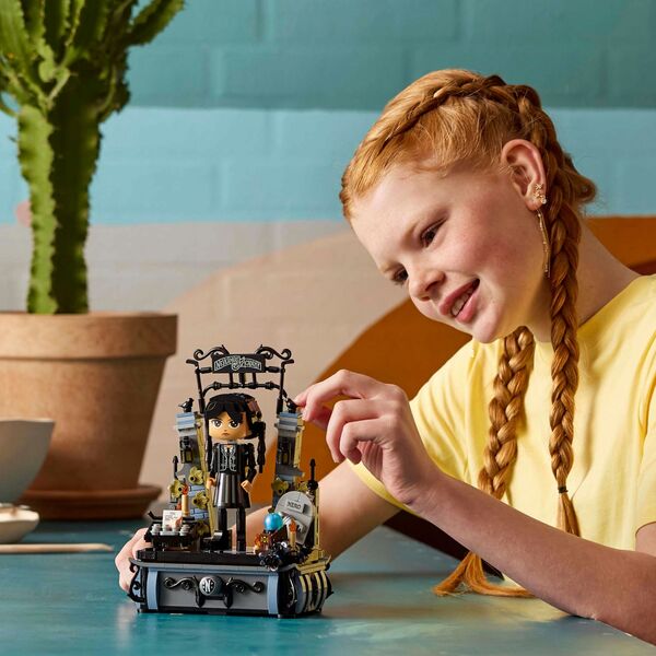 LEGO Wednesday Addams Baufigur 76780 - Bild 9
