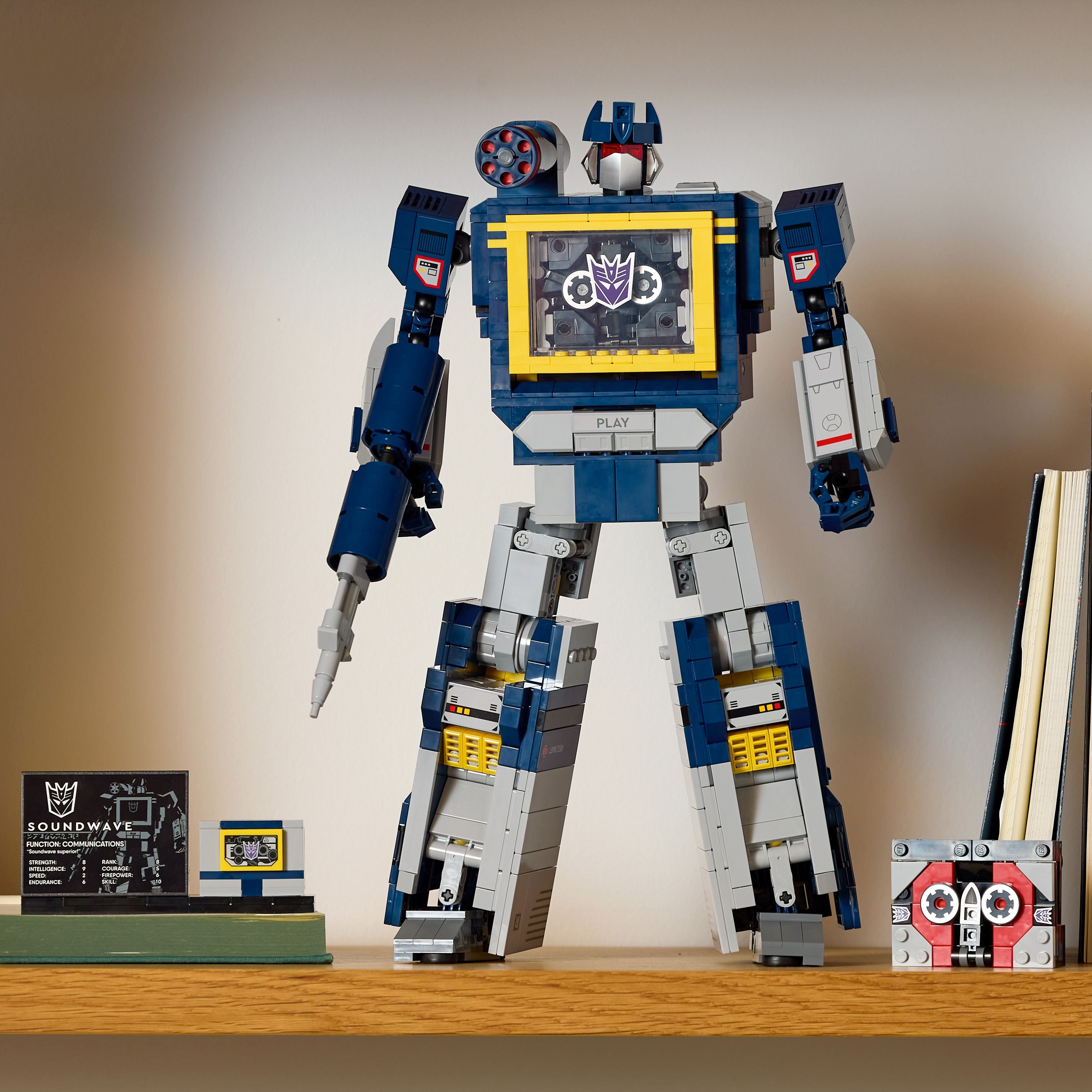LEGO Icons Transformers: Soundwave 10358 - Bild 3