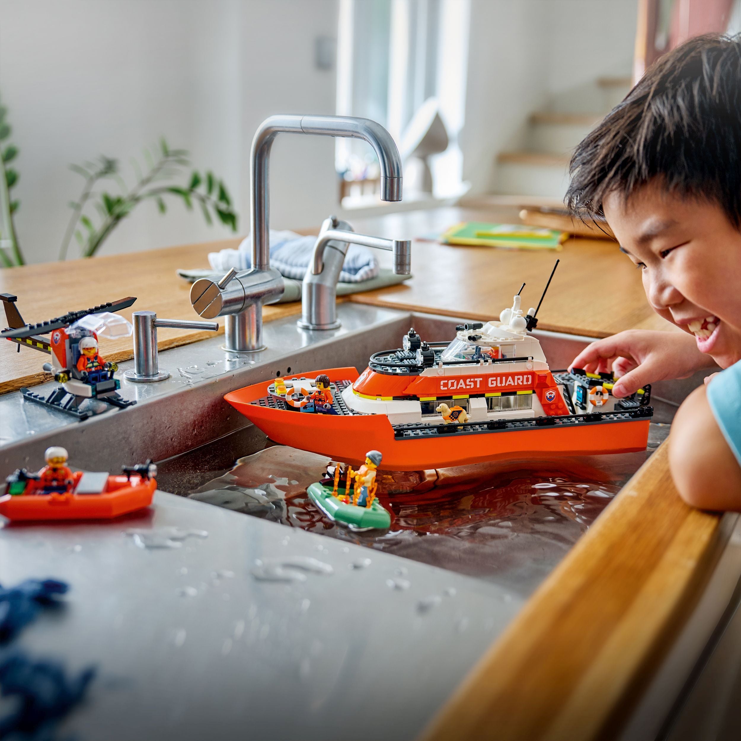LEGO City Rettungsboot der Küstenwache mit Hubschrauber 60504 - Bild 5