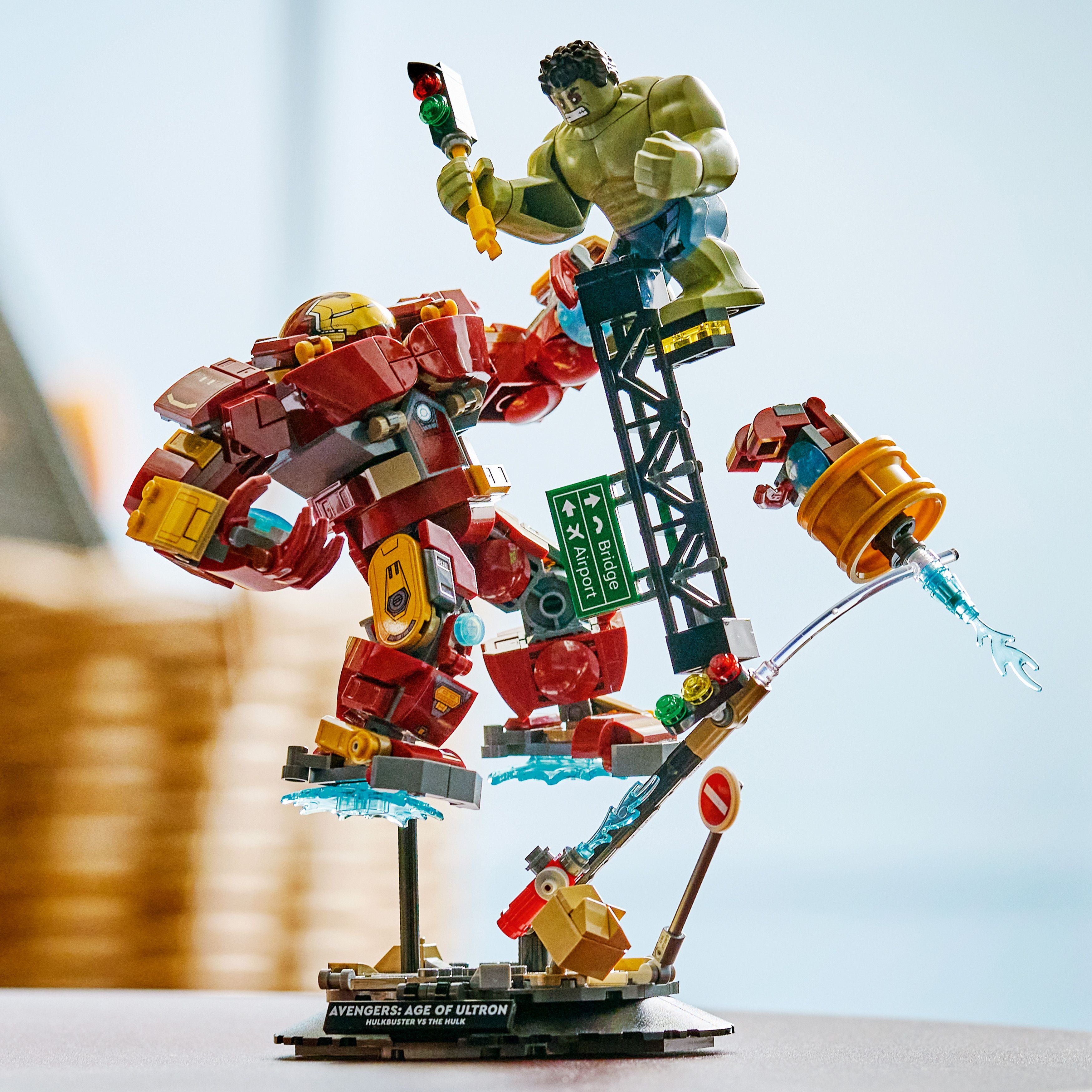 LEGO® Marvel Super Heroes™ 76343 Duell der Giganten: Hulkbuster vs. Hulk - Bild 6