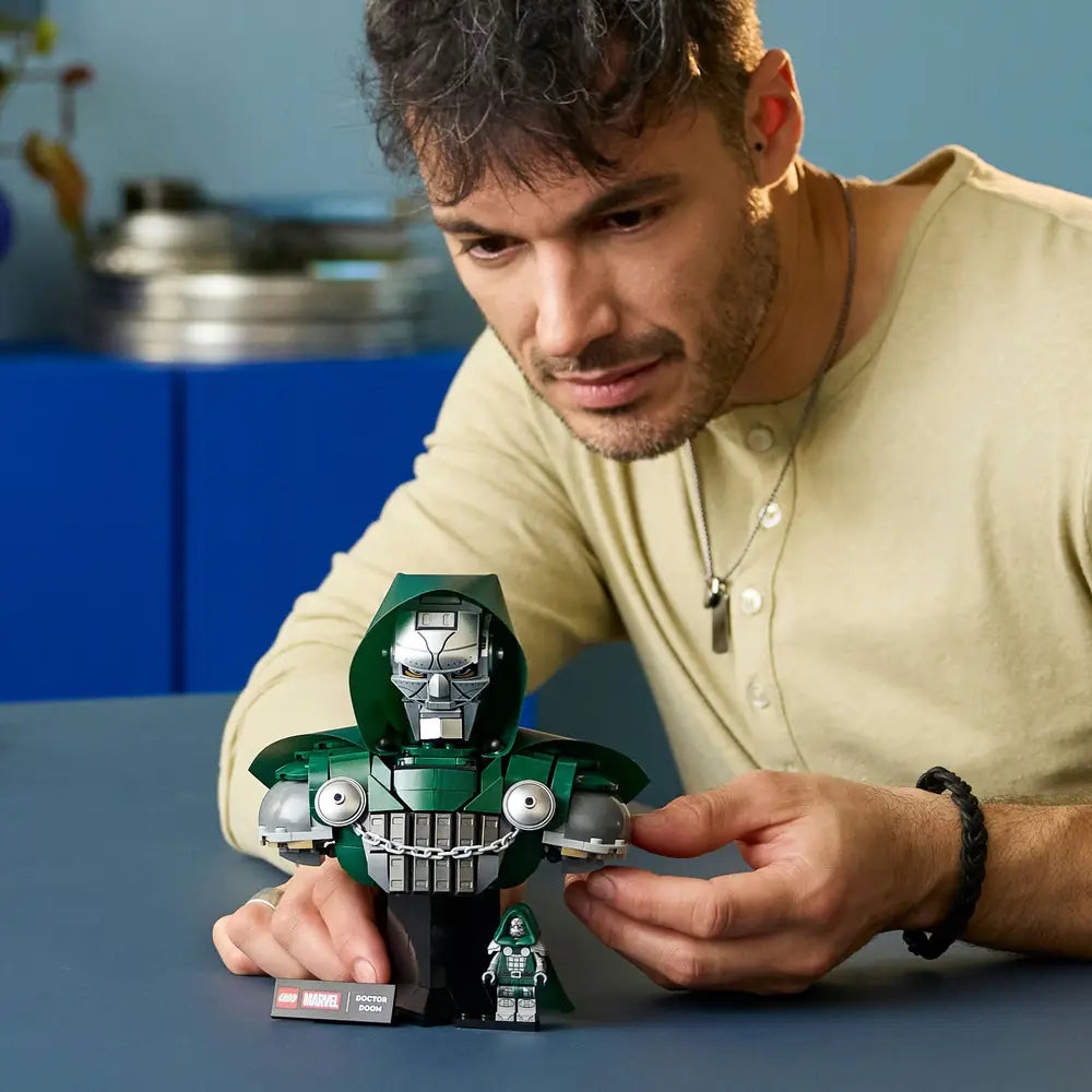 LEGO Marvel Super Heroes Doctor Doom Büste 76345 - Bild 9