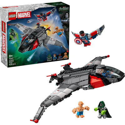 Verpackung und fertig gebauter Quinjet nebeneinander