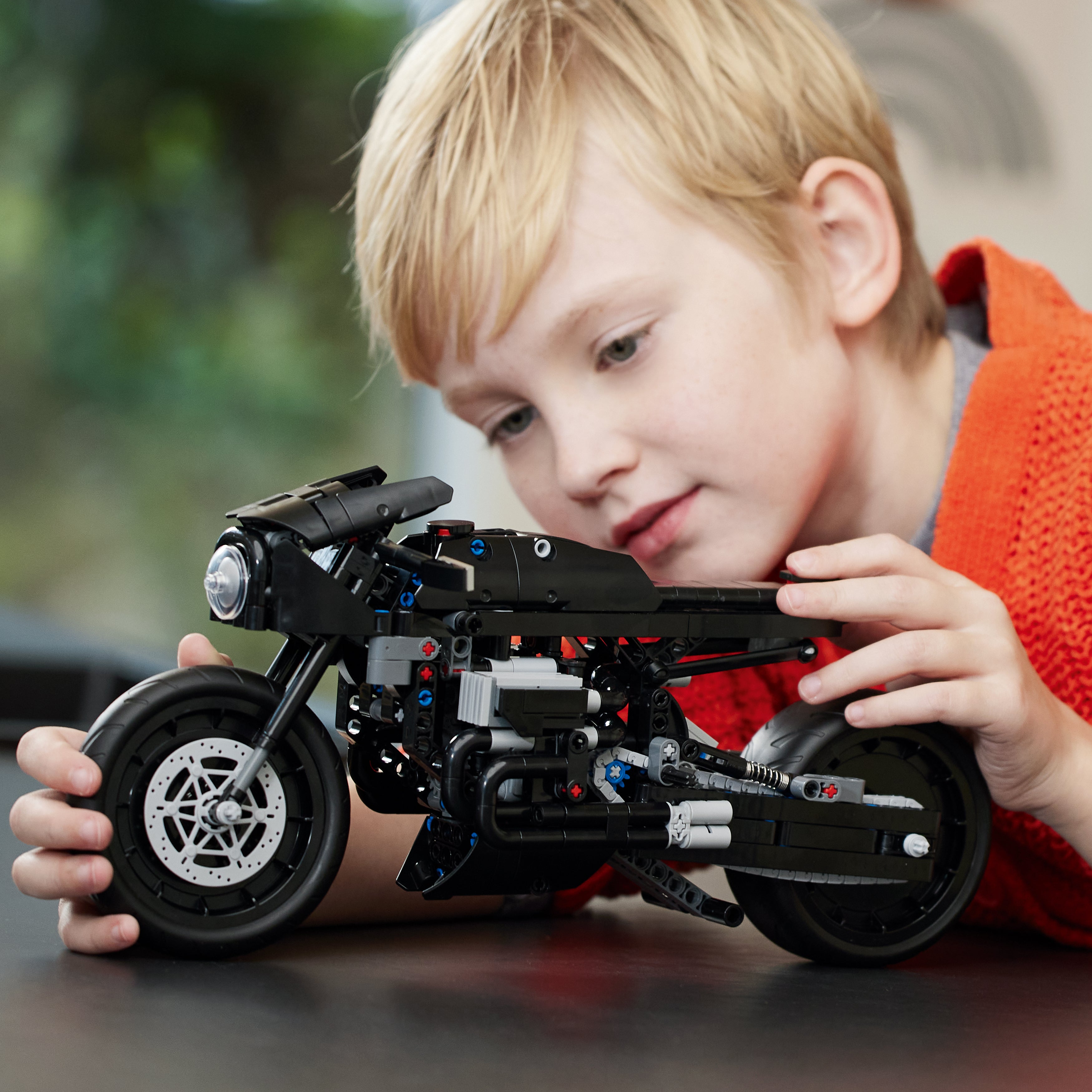 LEGO Technic The Batman Batcycle 42155 - Bild 5