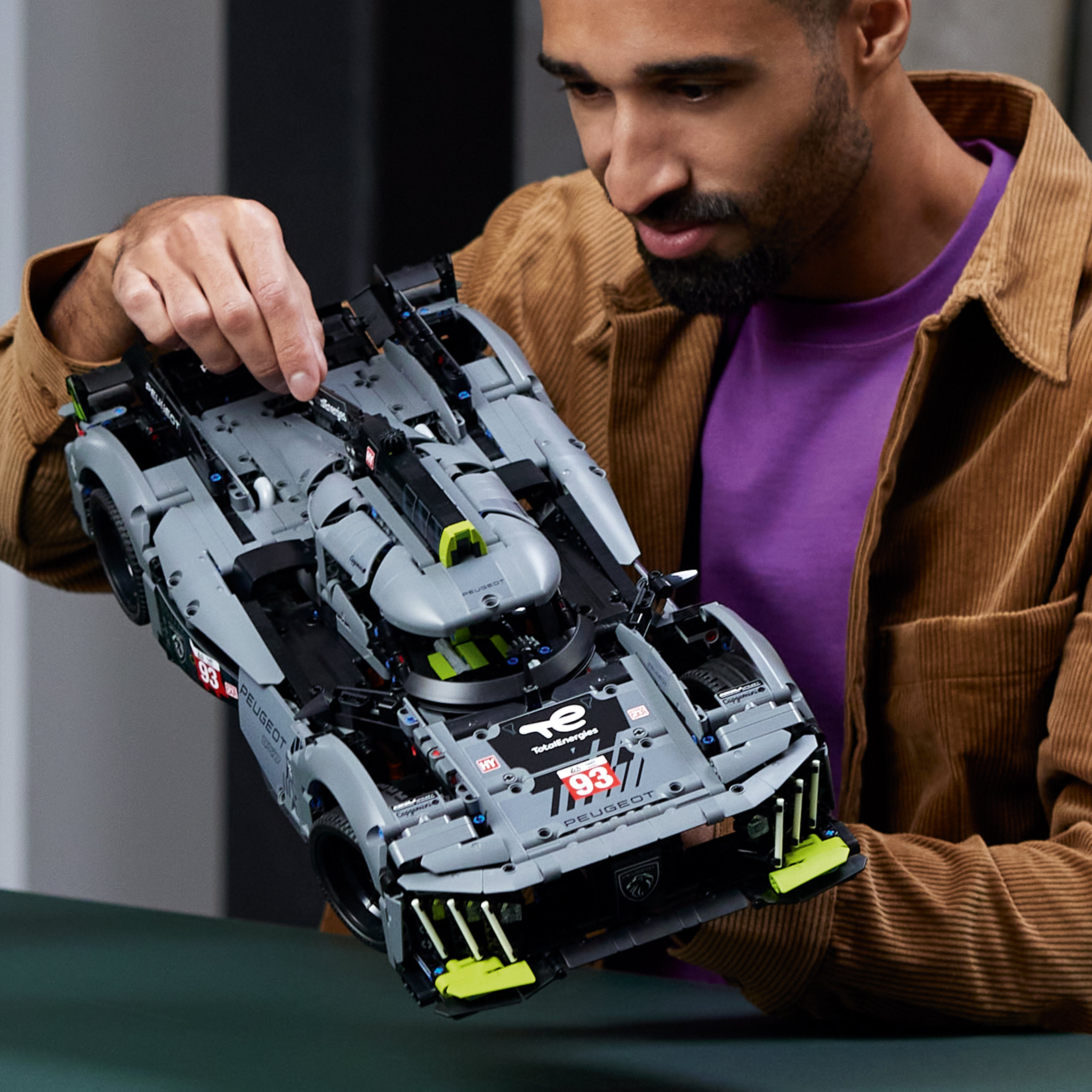 LEGO Technic PEUGEOT 9X8 24H Le Mans Hybrid Hypercar 42156 - Bild 7