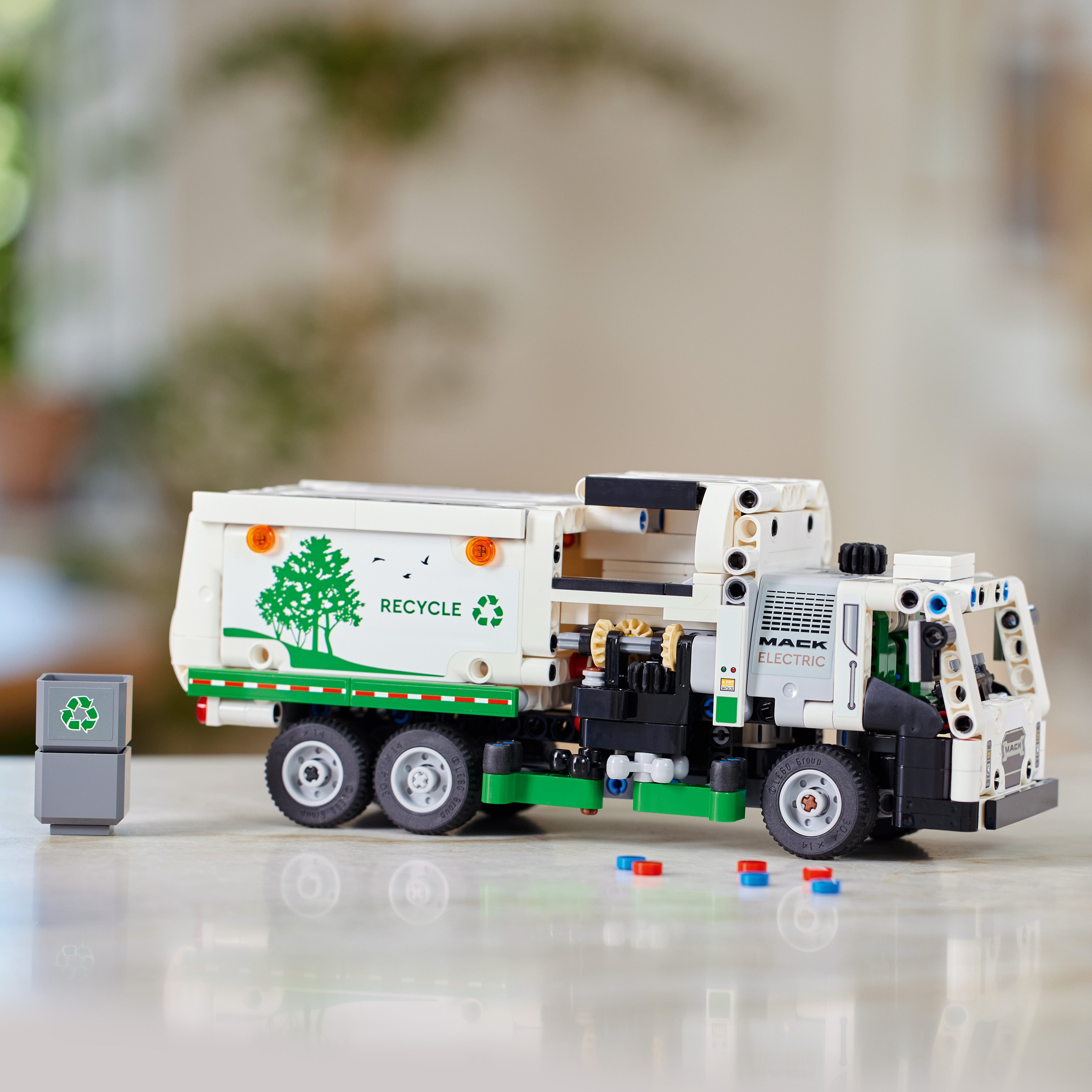 LEGO Technic Mack® LR Electric Müllwagen 42167 - Bild 7