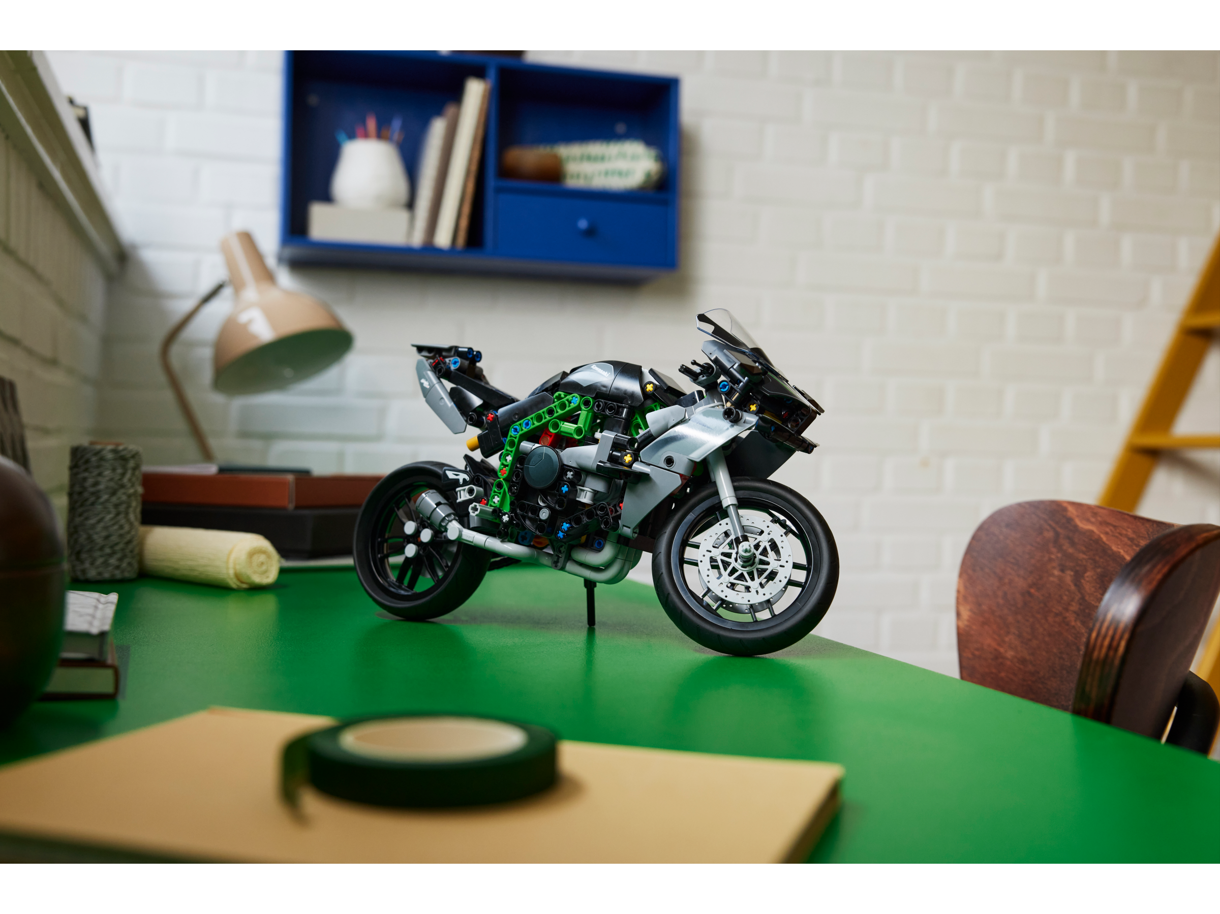 LEGO Technic Kawasaki Ninja H2R Motorrad 42170 - Bild 7