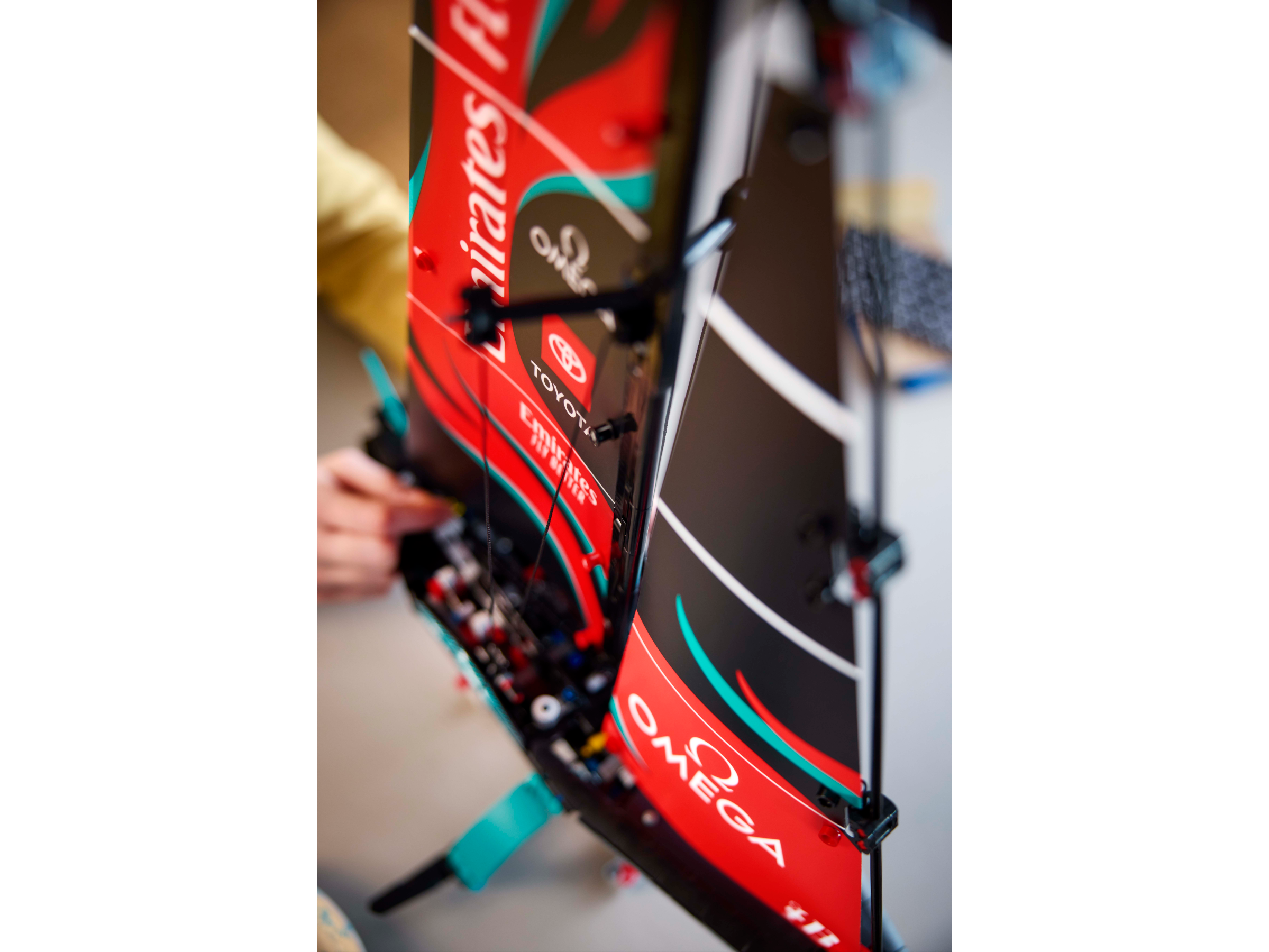 LEGO Technic Emirates Team New Zealand AC75   42174 - Bild 3