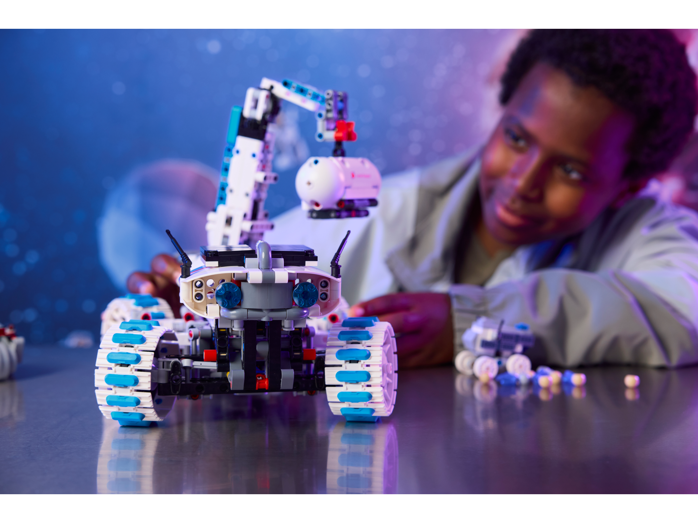 LEGO Technic Lunar Outpost™ Mondrover-Raumfahrzeug 42211 - Bild 5