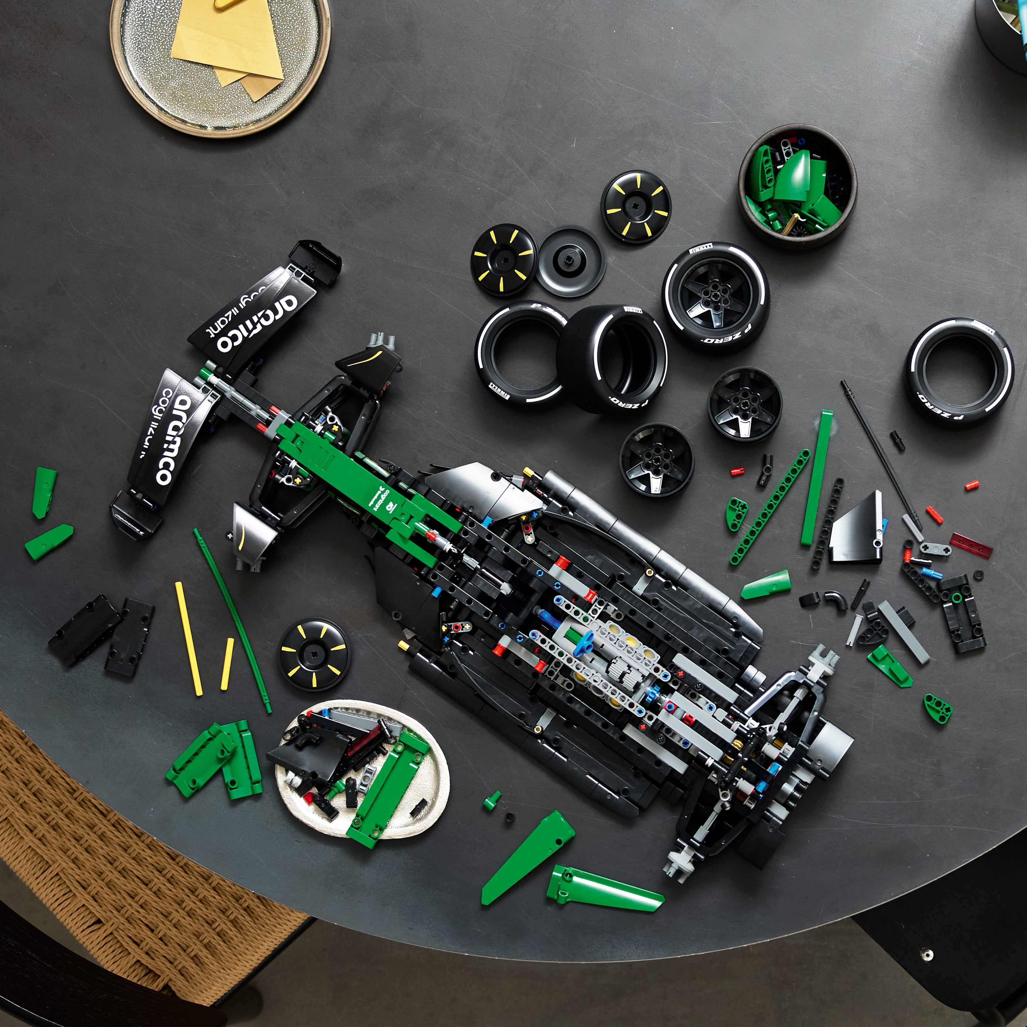 LEGO Technic Aston Martin Aramco AMR25 F1 Auto 42240 - Bild 7