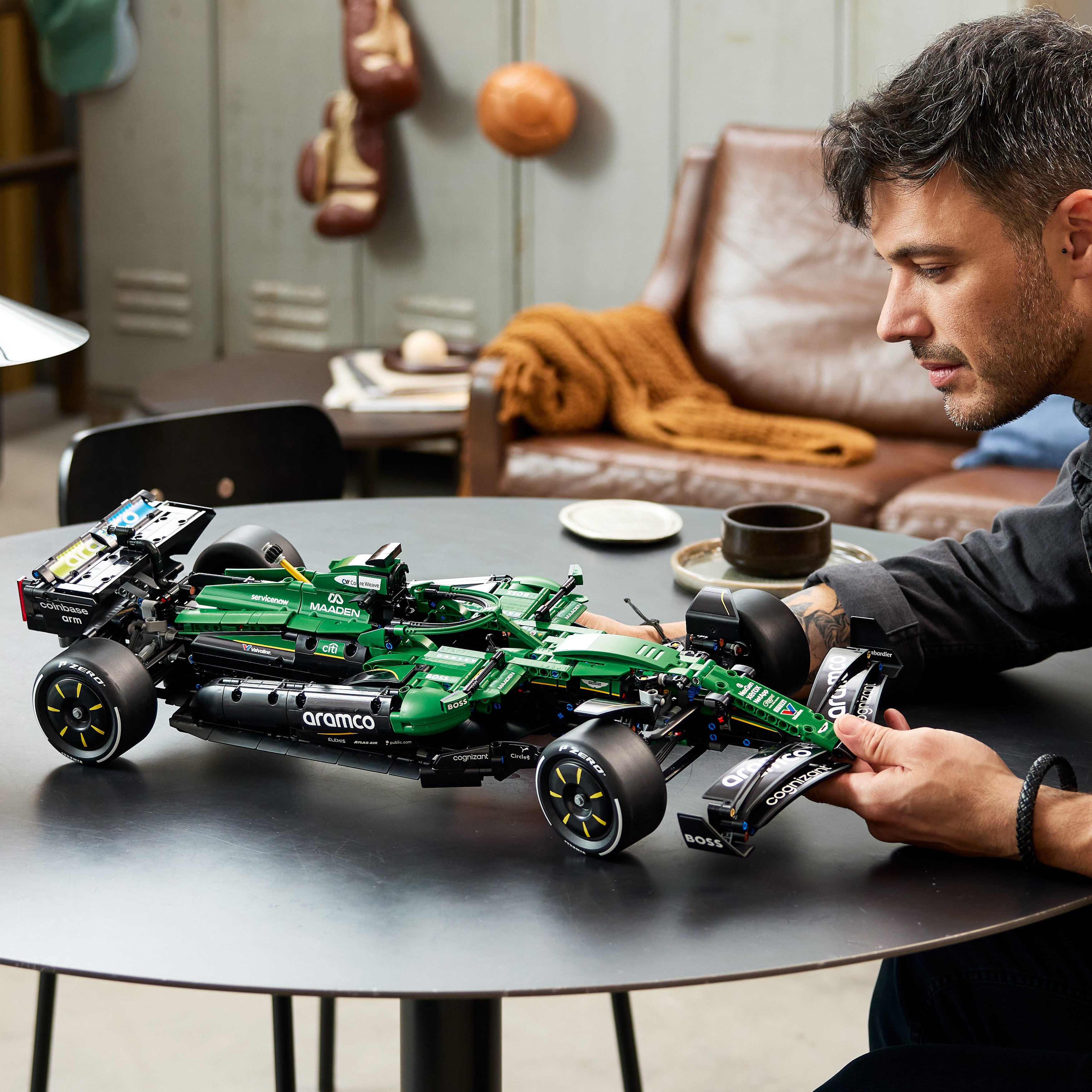 LEGO Technic Aston Martin Aramco AMR25 F1 Auto 42240 - Bild 6