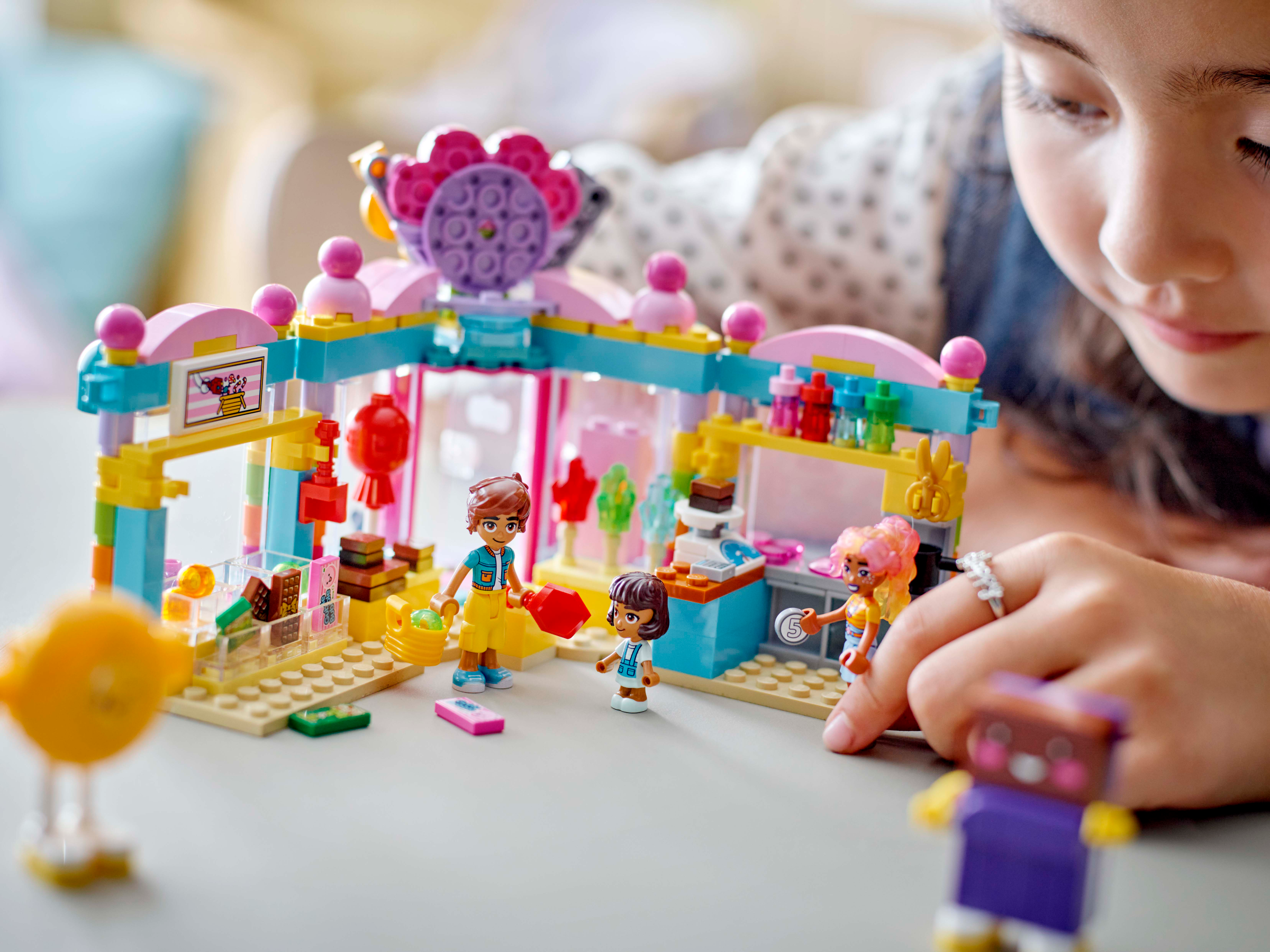 LEGO Friends Heartlake City Süsswarenladen 42649 - Bild 8