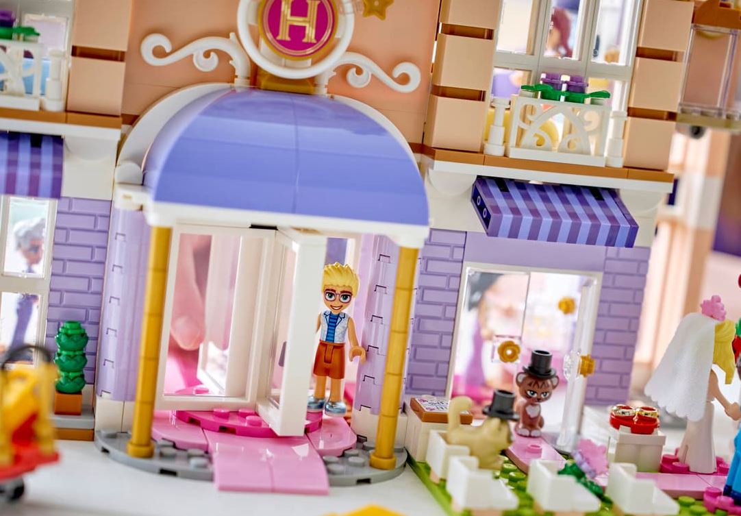 LEGO® Friends 42704 Das Grandhotel von Heartlake City - Bild 6