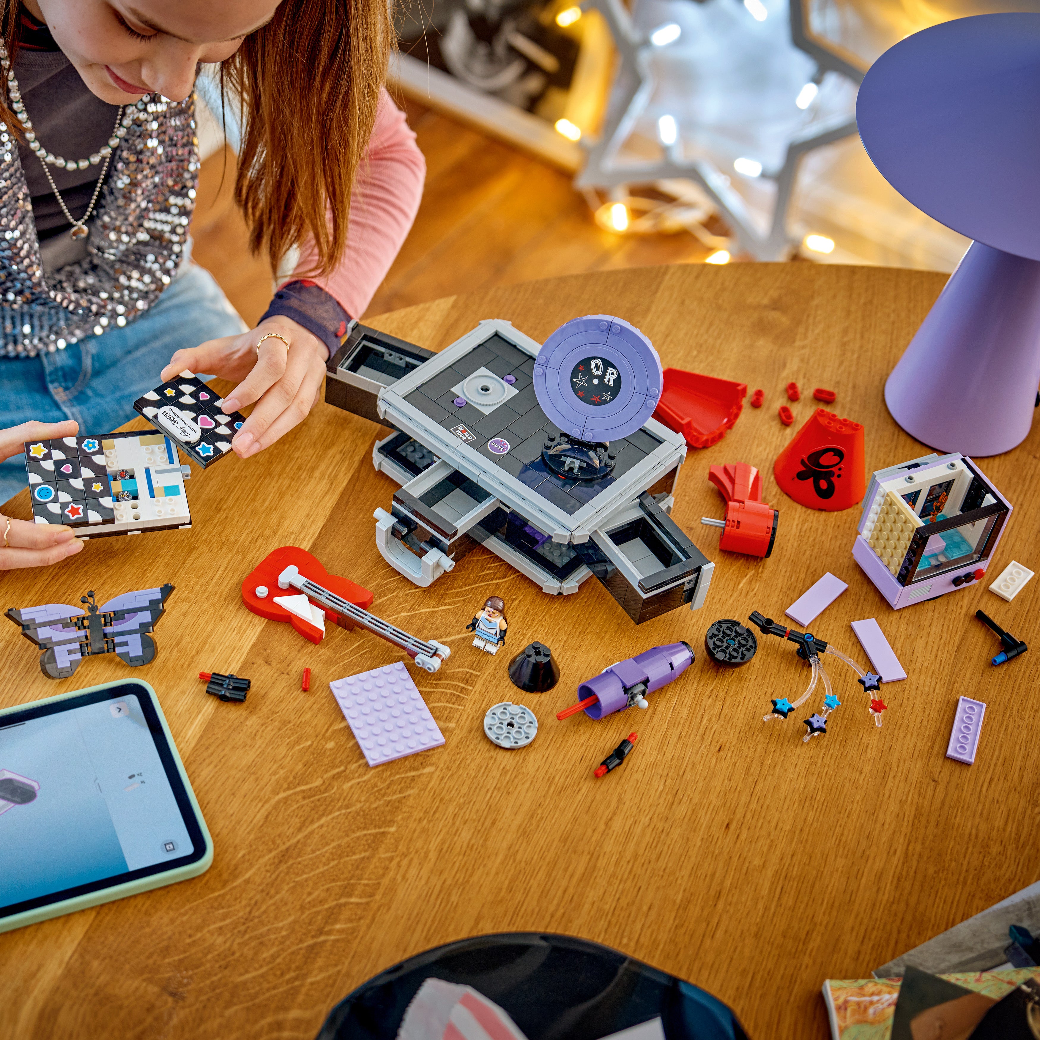 LEGO® Special Editions 43030 Olivia Rodrigos Geheimer Koffer - Bild 7