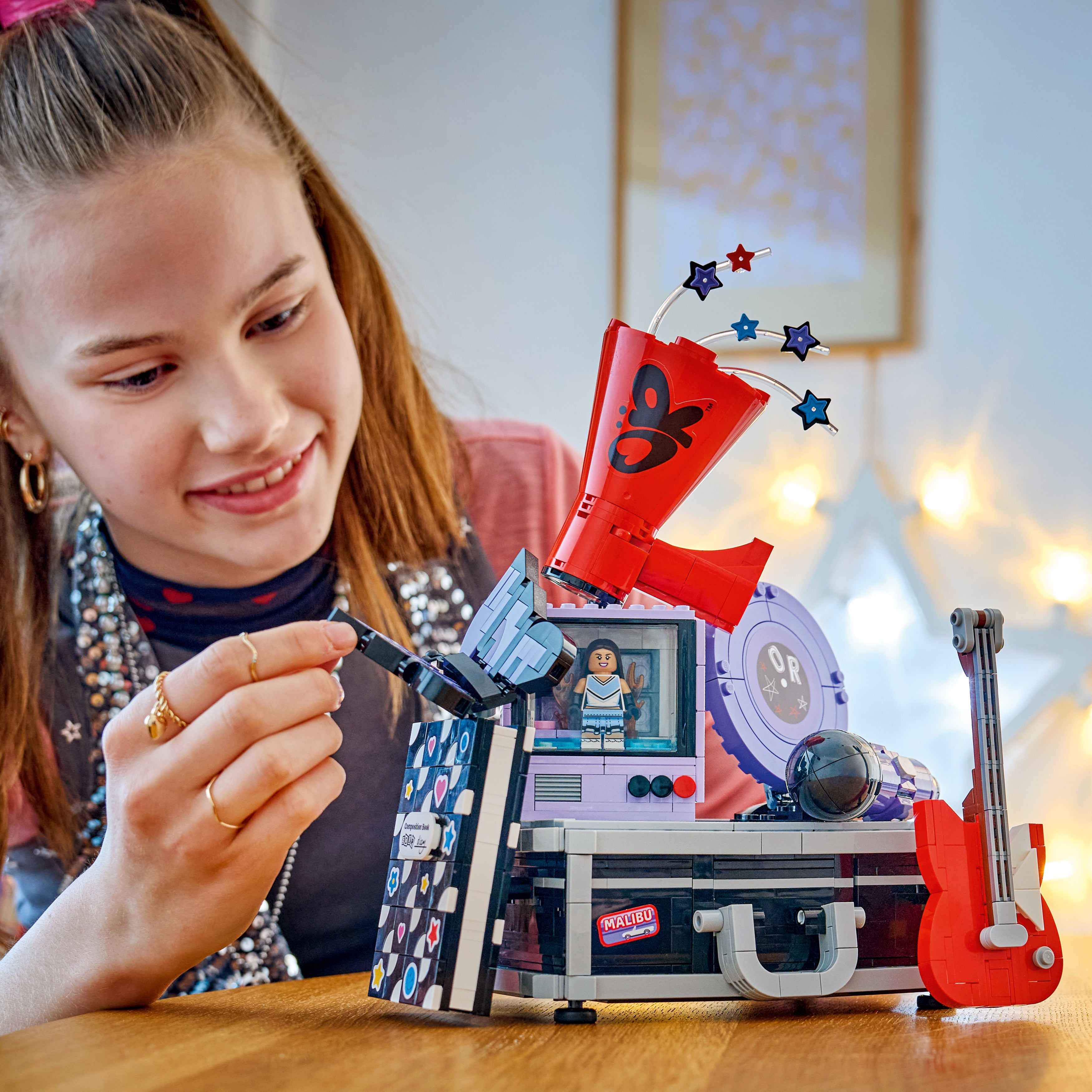 LEGO® Special Editions 43030 Olivia Rodrigos Geheimer Koffer - Bild 8