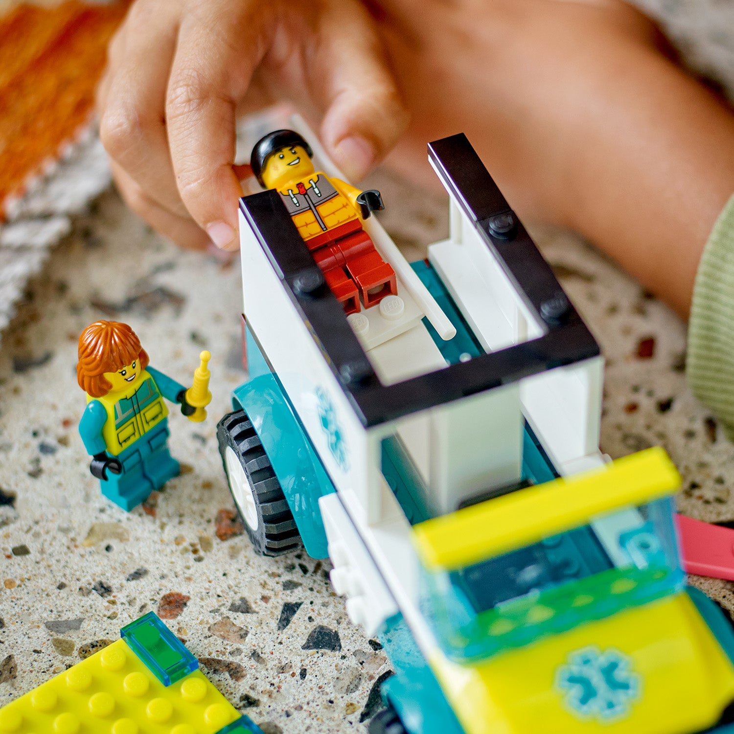 LEGO City Rettungswagen und Snowboarder 60403 - Bild 5