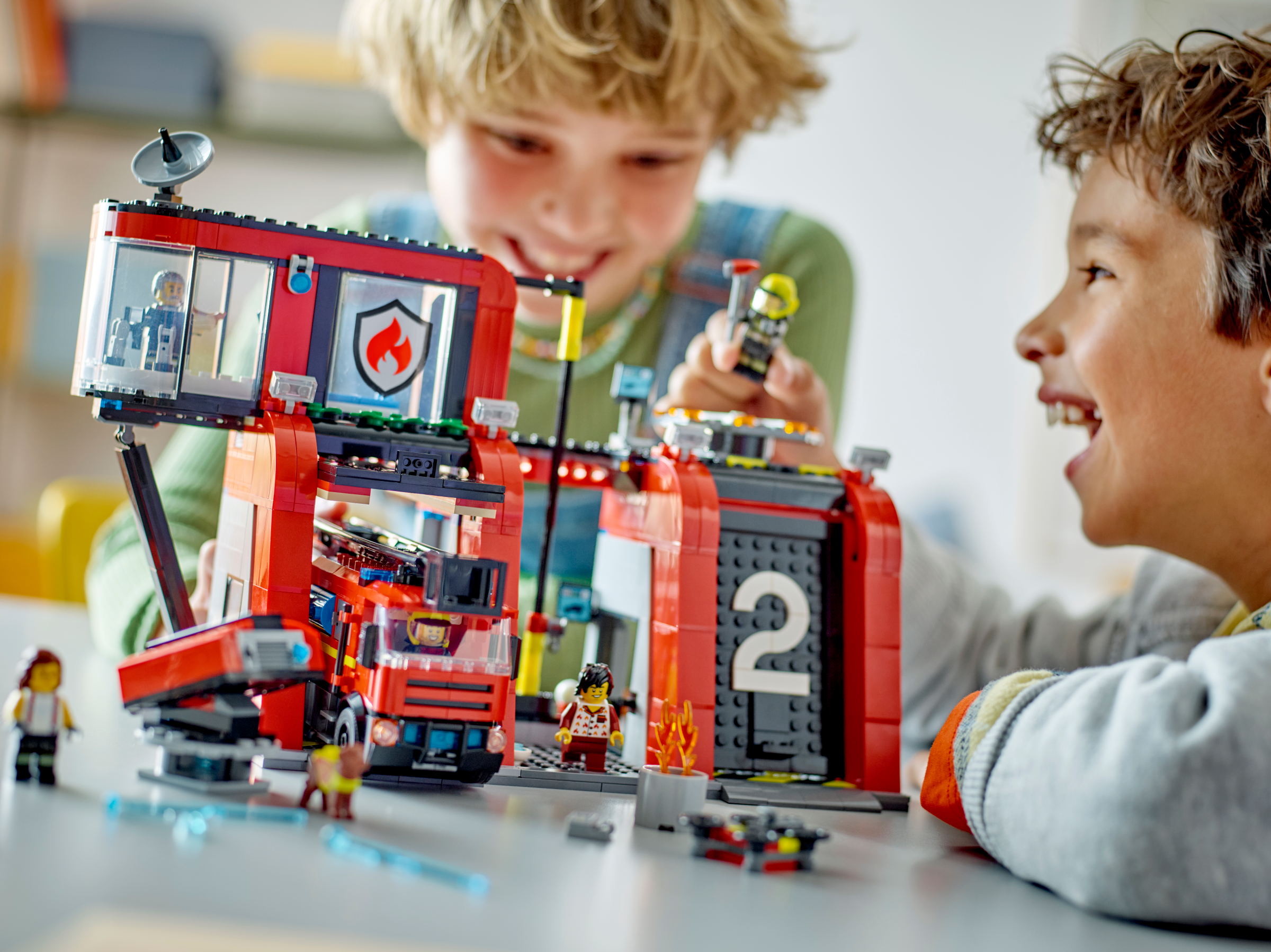 LEGO City Feuerwehrstation mit Drehleiter 60414 - Bild 4