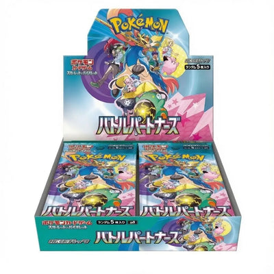 Display der japanischen Pokémon-Edition Battle Partners – verkauft wird ein einzelnes Booster-Päckchen daraus
