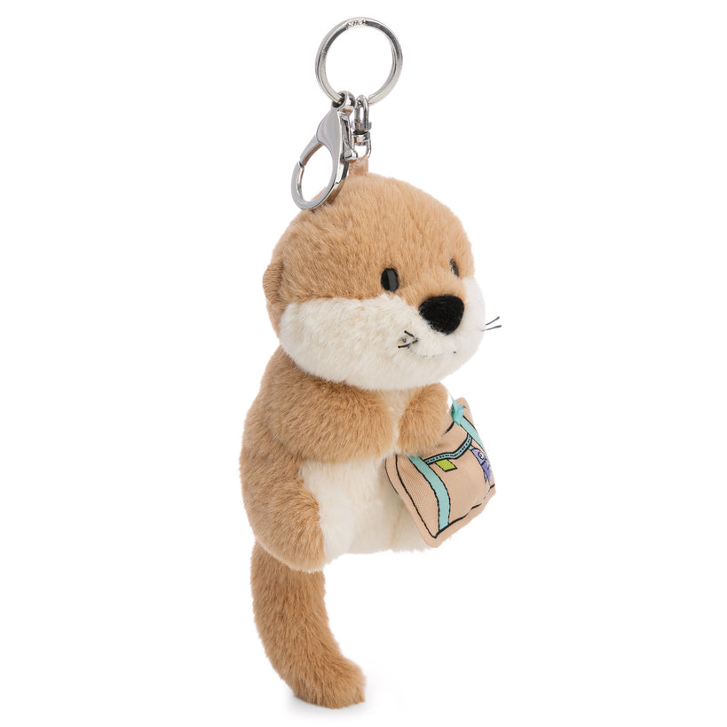 Plüsch-Otter Ophelio braun mit einer beigen Tasche mit Fischmotiv und silberfarbenem Karabiner