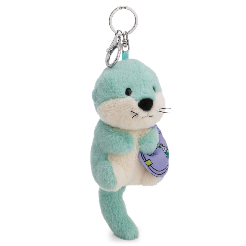 Plüsch-Otter Ophelio grün mit einer lila Tasche mit Fischmotiv und silberfarbenem Karabiner