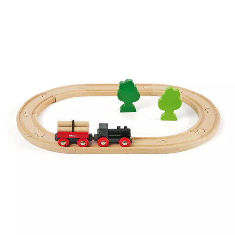 BRIO Little Forest Starterset 33042 aufgebaut: Schienenoval mit Zug und zwei Bäumen