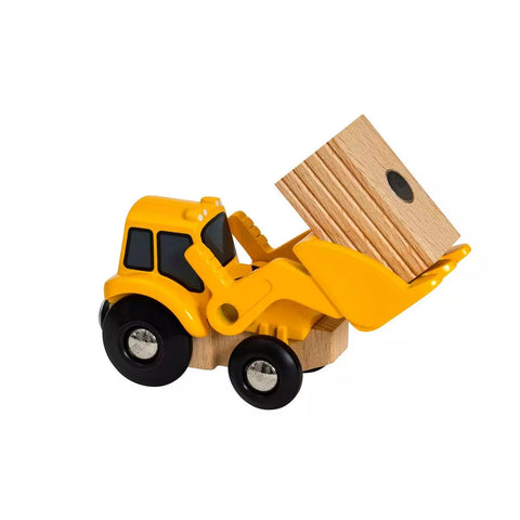 BRIO Frontlader 33436 mit Holzladung auf der angehobenen Schaufel