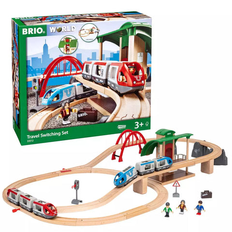 BRIO Grosses Reisezug Set 33512 aufgebaut vor der Verpackung