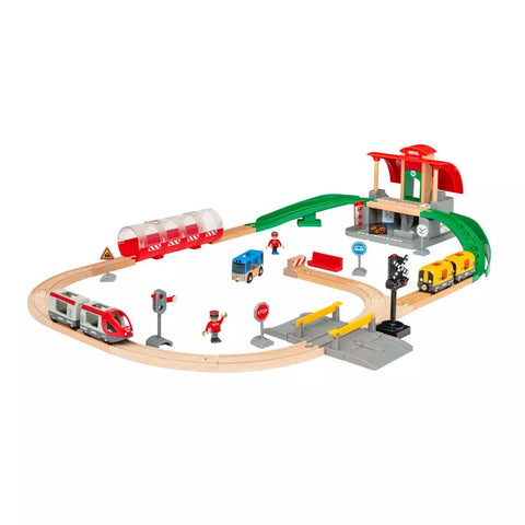 BRIO Grosses City Bahnhof Set 33989: aufgebaute Strecke mit Bahnhof