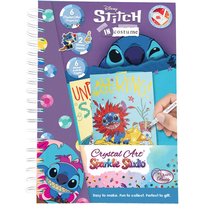Crystal Art Sparkle Studio Stitch in Costume: violettes Ringbuch mit Stitch auf dem Umschlag, Hinweis auf 6 Crystal-Art-Projekte, 2 Stickerbogen und 6 Sticker-Seiten
