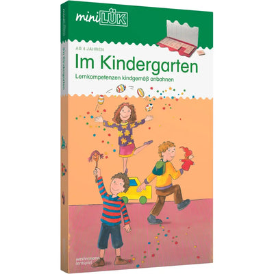 Schachtel miniLÜK-Set Im Kindergarten, ab 4 Jahren: grüner Kopf mit Kontrollgerät, darunter drei spielende Kinder im Konfettiregen