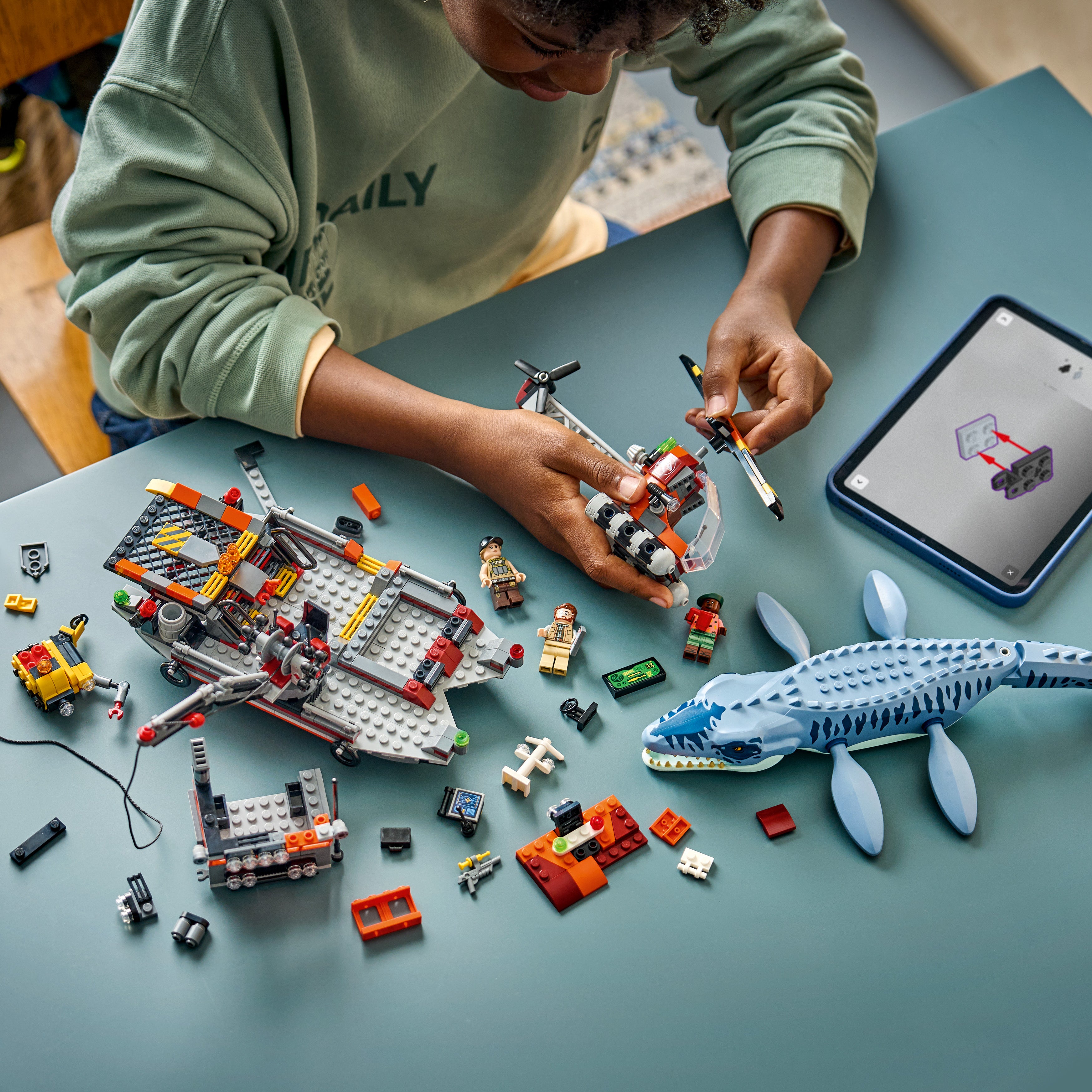 LEGO® Jurassic World 77983 Mosasaurier-Angriff auf das Boot - Bild 9