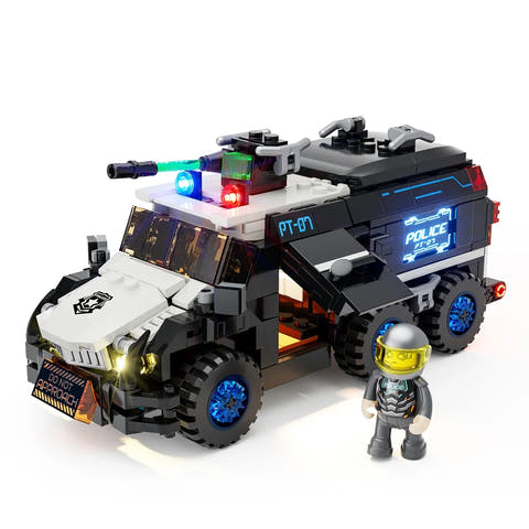 Lumibricks Polizeikonvoi freigestellt, sechsrädriges Einsatzfahrzeug in Schwarz-Weiss mit Minifigur