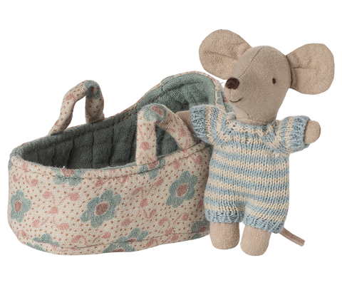 Baby-Maus im gestreiften Strickanzug in der geblümten Tragetasche