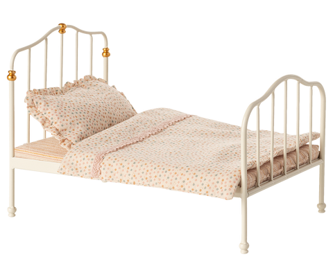 Vintage-Bett in Off White mit geblümter Bettwäsche, freigestellt