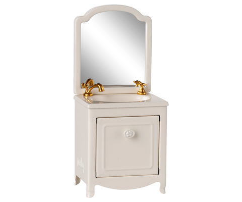 Waschtisch in Off White mit Spiegel und goldenen Armaturen, freigestellt