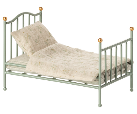 Vintage-Einzelbett in Mint mit Matratze und Kissen, freigestellt