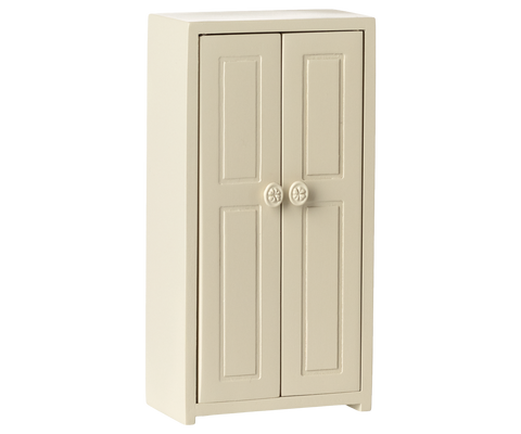 Kleiderschrank in Cream mit zwei Türen, freigestellt